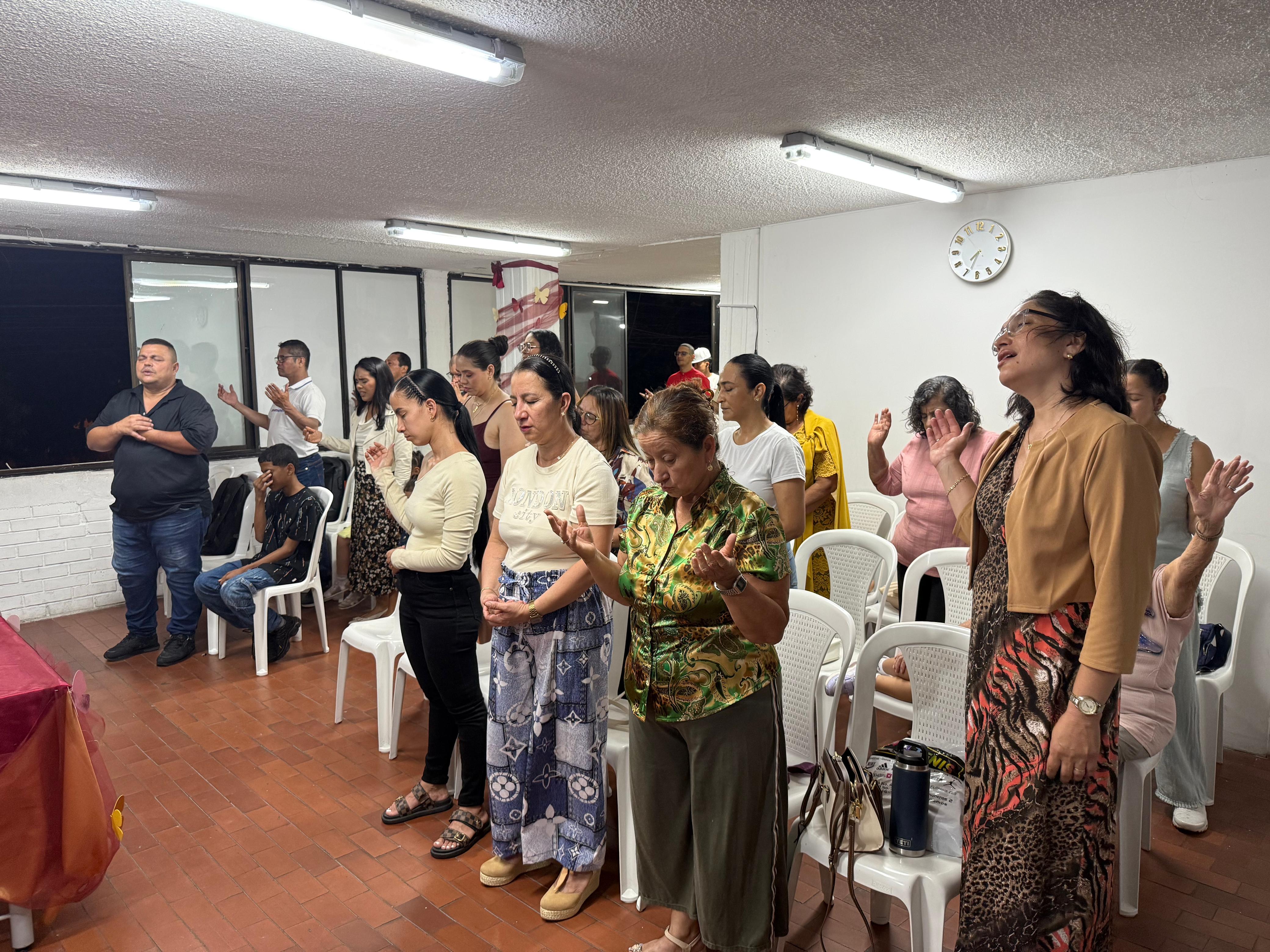 Congregación en alabanza