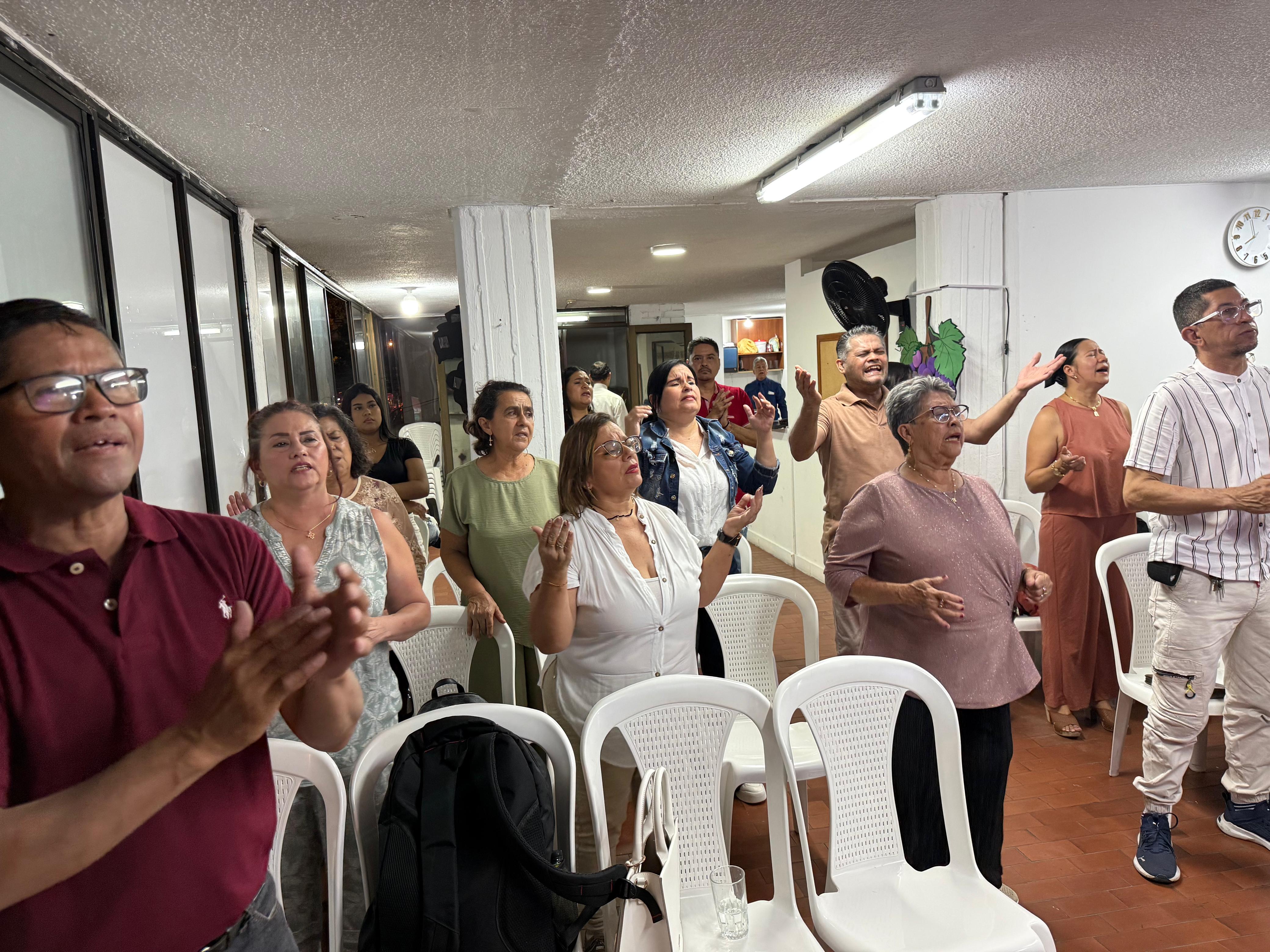 Congregación adorando